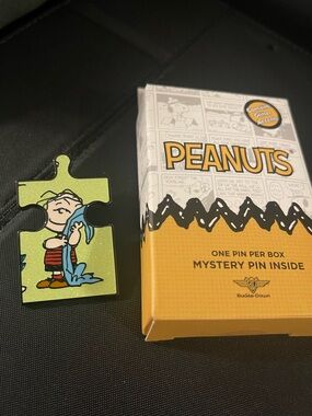 Buckle-Down Peanuts Puzzle blind box pin - Linus